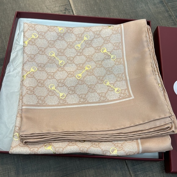 NEW AUTHENTIC GUCCI -GG PRINT WITH HORSEBIT SILK CARRÉ - Picture 10 of 17